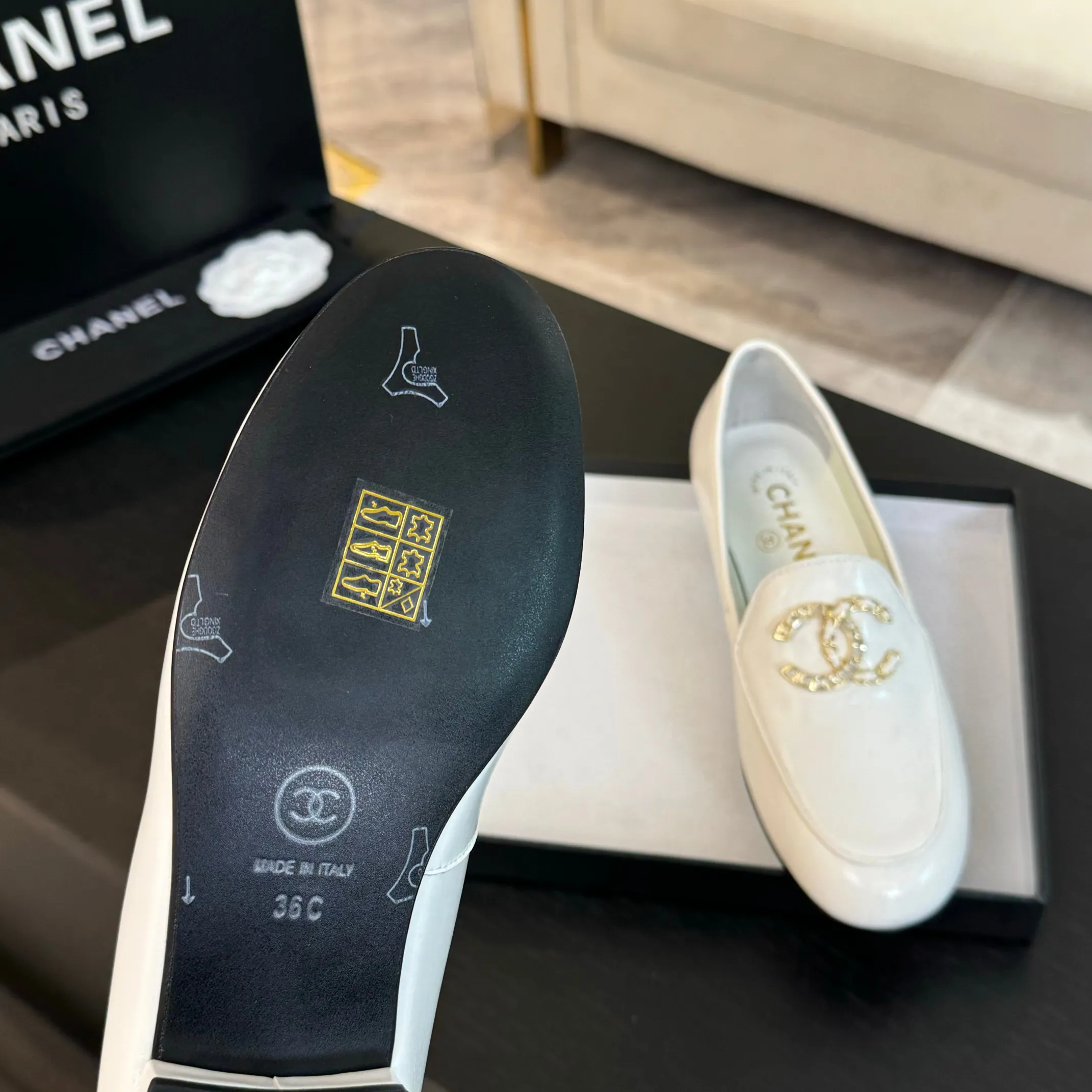 👟👟Ex-factory price 600👟👟 Purchasing-grade CHANEL Xiaoxiang classic retro shoes. I liked this pair at first sight. The design of the upper is very special. The classic hardware buckles embellished with Xiaoxiang are very CHANEL style. It has a high-end feel. The upper feet are very comfortable and soft. The feet are not afraid of being good-looking and comfortable. They are invincible when paired with mid-calf socks, skirts and trousers. It looks simple in style, but it has the effect of elongating the legs immediately on the feet, which is simple and does not lose personality. Adds a touch of coolness. Upper: imported mixed-breed lambskin. Lining: mixed-breed sheepskin. Soft, sweat-absorbent and breathable! Hardware: Exclusive original 1:1 mold development! Long-lasting and does not soften! Outsole: Genuine leather outsole imported from Italy. Height is about 2.5cm. Different market currency. We are different. Size: #34-42 (34 40 41 customized, non-refundable)